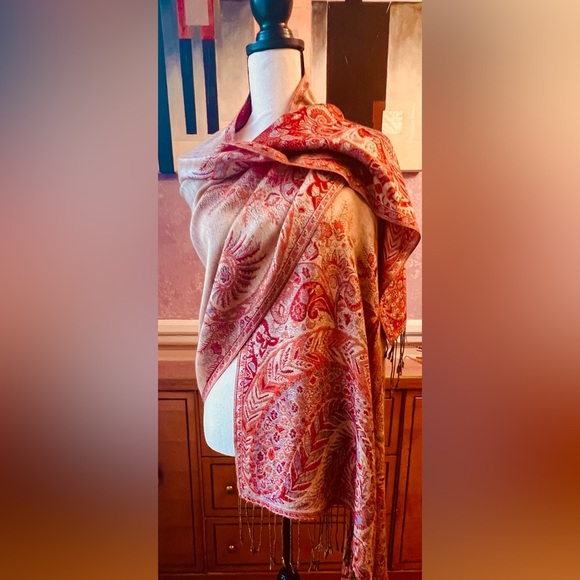 Exquisite Vibrant Red and Gold Paisley Wrap - Picture 4 of 16